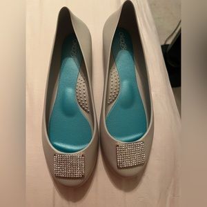 Flats with comfortable sole and decorative diamond piece